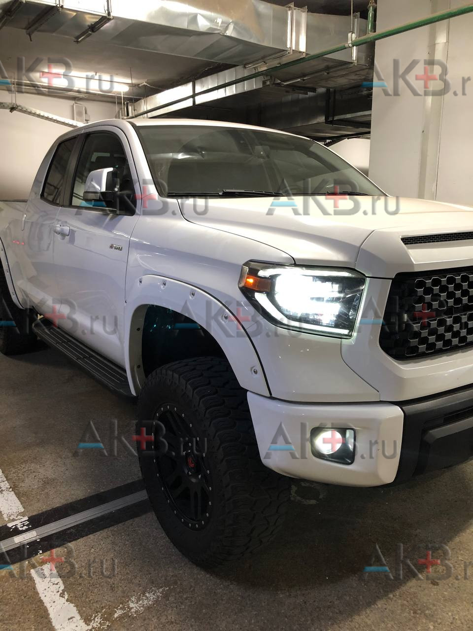 Замена аккумулятора на Toyota Tundra II Рестайлинг 2013 - 2021 5.7 (381 л.с.)