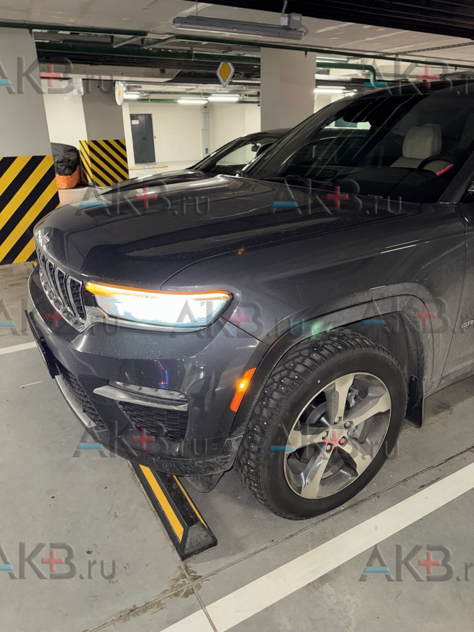 Замена аккумулятора на Jeep Grand Cherokee IV (WK2) Рестайлинг 2013 - н.в. 3.0 (235 л.с.)